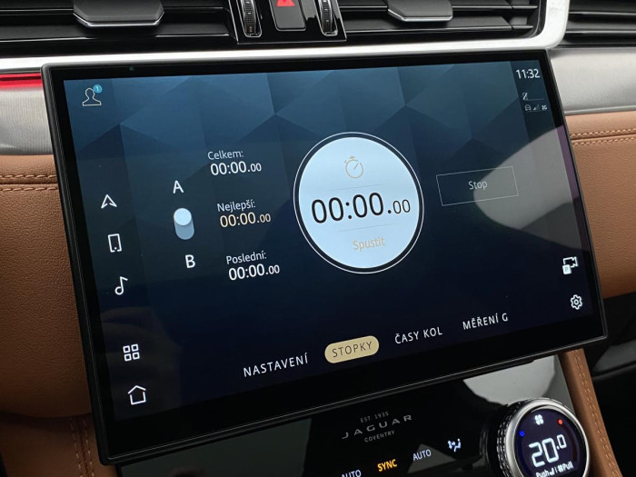 Jaguar F-Pace D300 R-DYNAMIC SE REZERVACE 3.0 d Dynamic SE