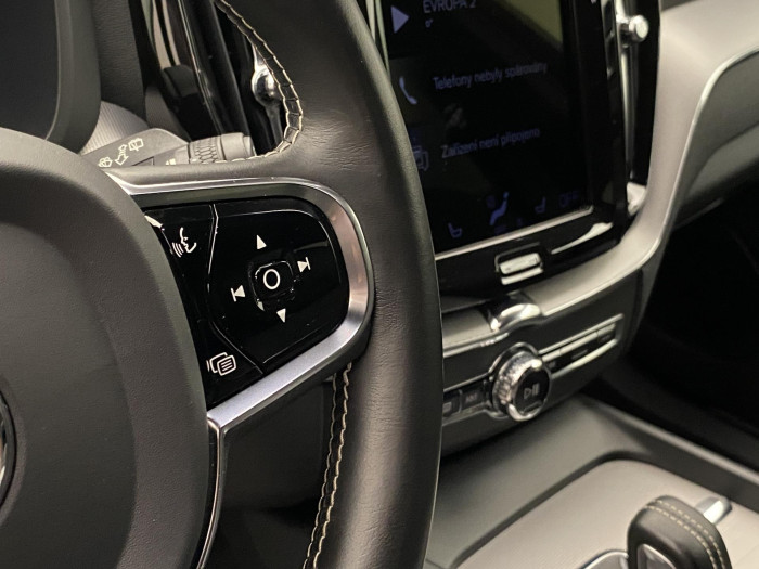 Volvo XC60 B5 AWD R-DESIGN AUT