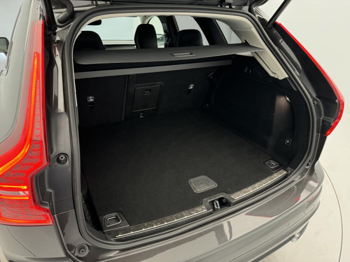 Volvo XC60 B4 PLUS DARK AUT REZERVACE