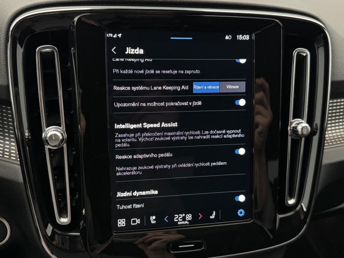 Volvo XC40 B4 ULTIMATE DARK REZERVACE