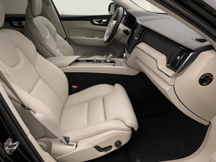 Volvo XC60 B5 AWD INSCRIPTION REZERVACE