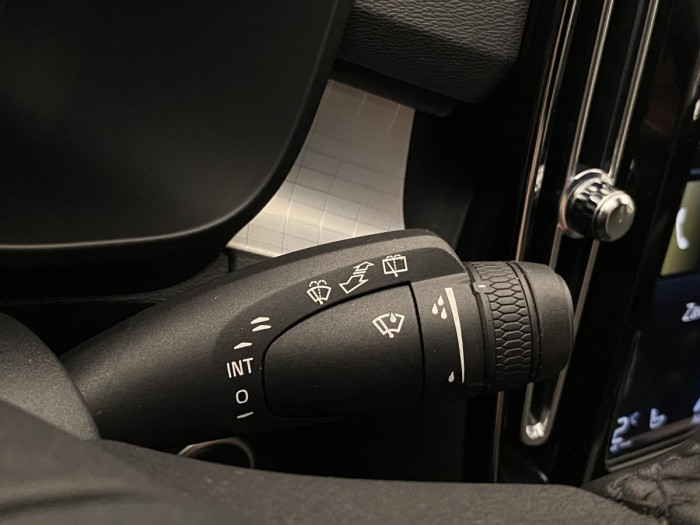 Volvo XC40 B4 MOMENTUM AUT REZERVACE 2.0 Momentum