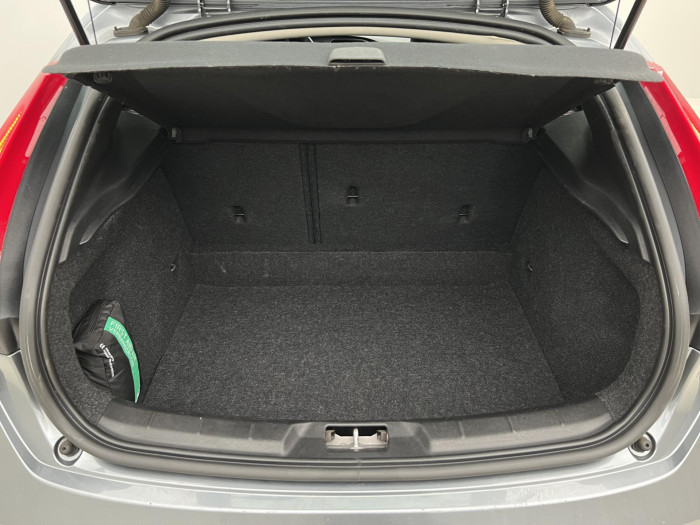 Volvo V40 T2 BLACK EDITION 1.maj. 2.0 Edition