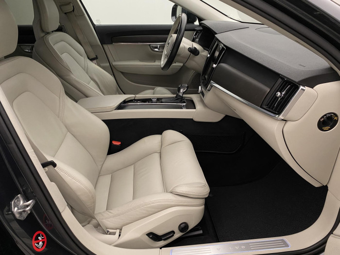 Volvo V90 CC D5 AWD MOMENTUM AUT CZ 2.0 d CC CC Momentum