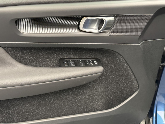 Volvo XC40 T3 R-DESIGN AUT CZ REZERVACE