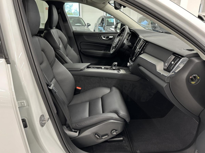 Volvo XC60 B4 AWD PLUS DARK REZERVACE 2.0 Plus