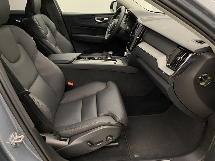 Volvo XC60 B4 AWD PLUS DARK REZERVACE