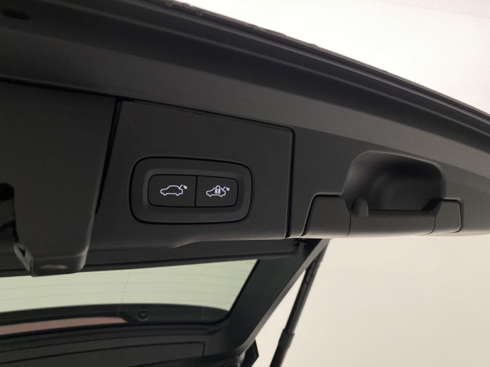 Volvo XC60 B4 AWD DARK ULTIMATE REZERVACE
