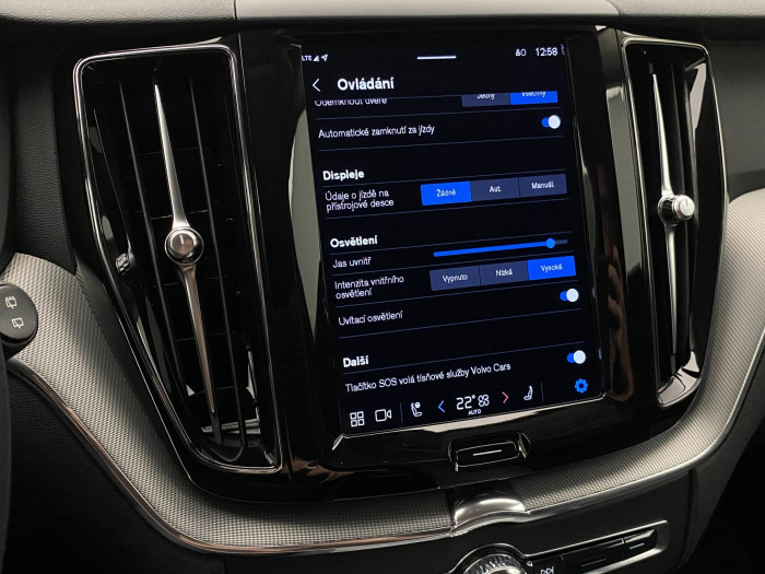 Volvo XC60 B4 AWD R-DESIGN REZERVACE