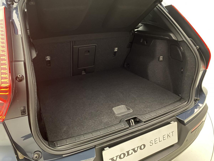 Volvo XC40 B4 MOMENTUM AUT REZERVACE 2.0 Momentum