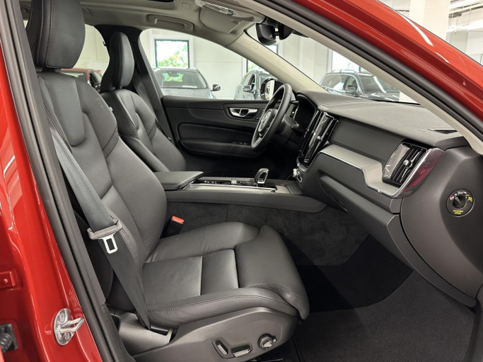 Volvo XC60 B4 AWD PLUS DARK REZERVACE 2.0 Plus
