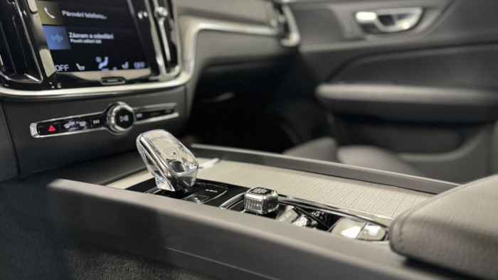 Volvo V60 B4 INSCRIPTION AUT REZERVACE