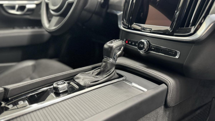 Volvo V90 D4 MOMENTUM AUT REZERVACE 2.0 d Momentum