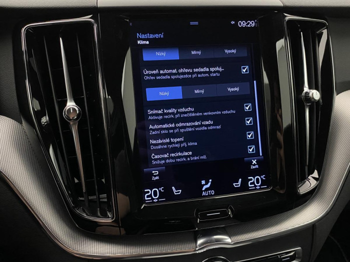 Volvo XC60 B5 AWD R-DESIGN REZERVACE
