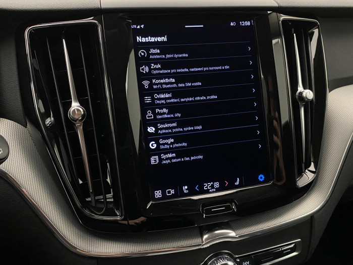 Volvo XC60 B4 AWD R-DESIGN REZERVACE