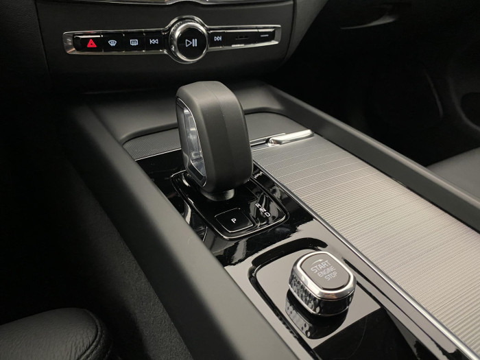 Volvo XC60 B4 AWD PLUS DARK REZERVACE