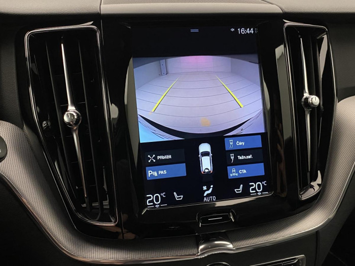 Volvo XC60 B5 AWD R-DESIGN REZERVACE