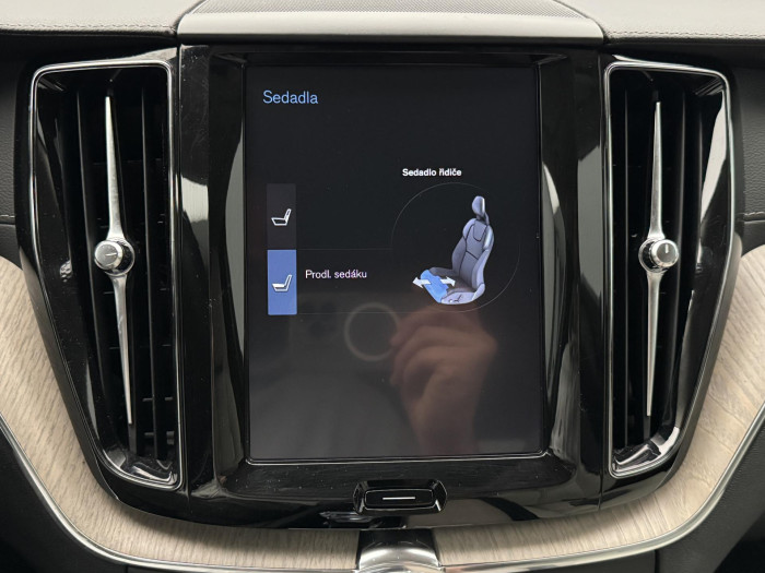 Volvo XC60 B4 INSCRIPTION AUT CZ