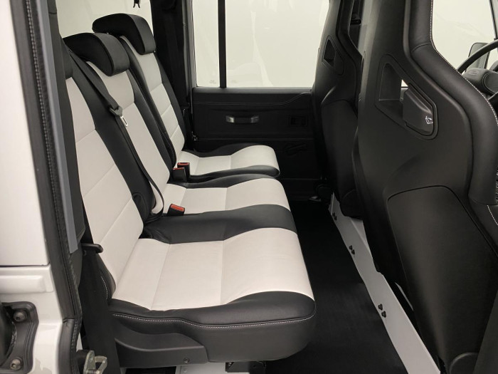 Land Rover Defender WORKS V8 TROPHY II 1 z 25 5.0 V8