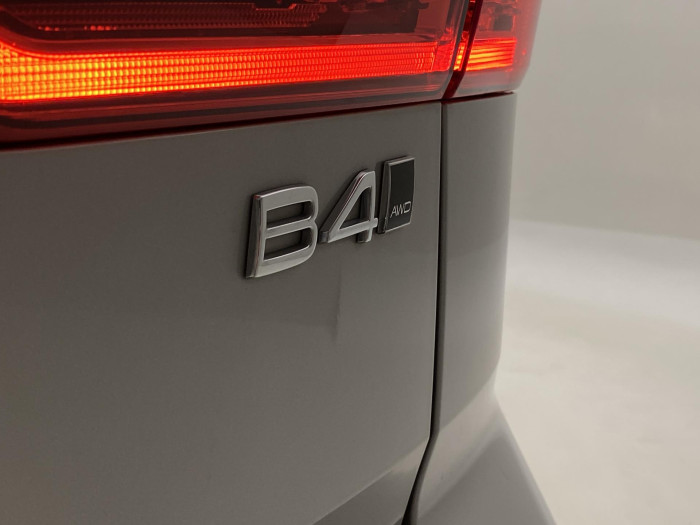 Volvo XC60 B4 AWD PLUS DARK AUT CZ 1.maj
