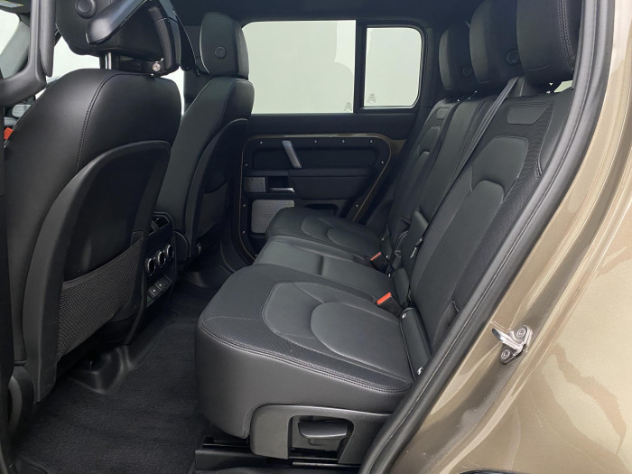 Land Rover Defender 130 D300 SE AWD AUT CZ 3.0 d SE