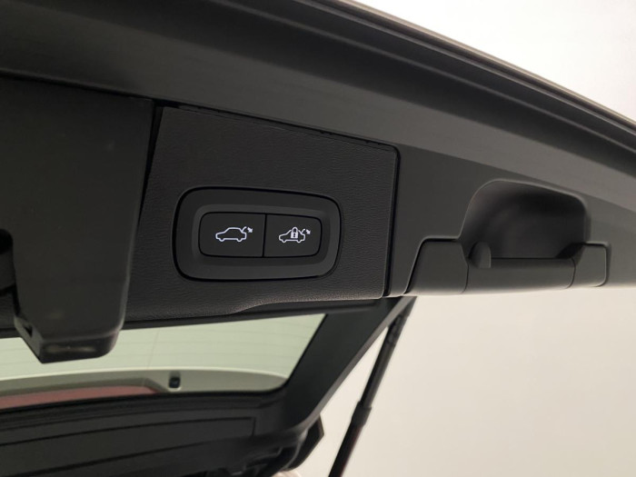 Volvo XC60 B4 AWD R-DESIGN AUT REZERVACE