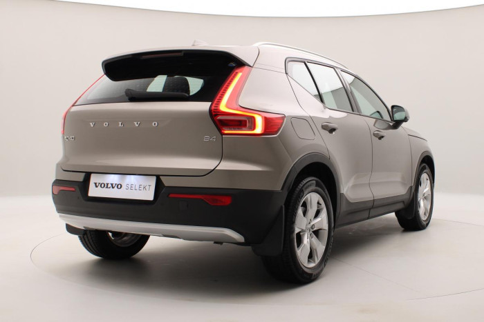 Volvo XC40 B4 MOMENTUM AUT REZERVACE 2.0 Momentum