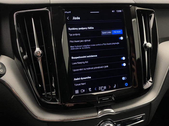 Volvo XC60 B4 AWD R-DESIGN REZERVACE