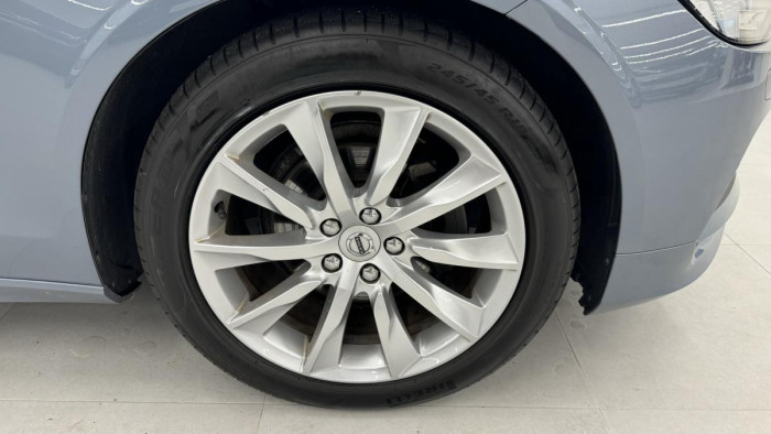 Volvo V90 D4 MOMENTUM AUT REZERVACE 2.0 d Momentum