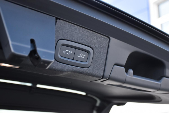 Volvo XC60 B4 AWD R-Design REZERVACE