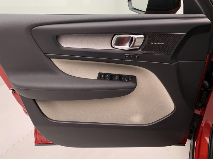 Volvo XC40 B4 DARK PLUS REZERVACE