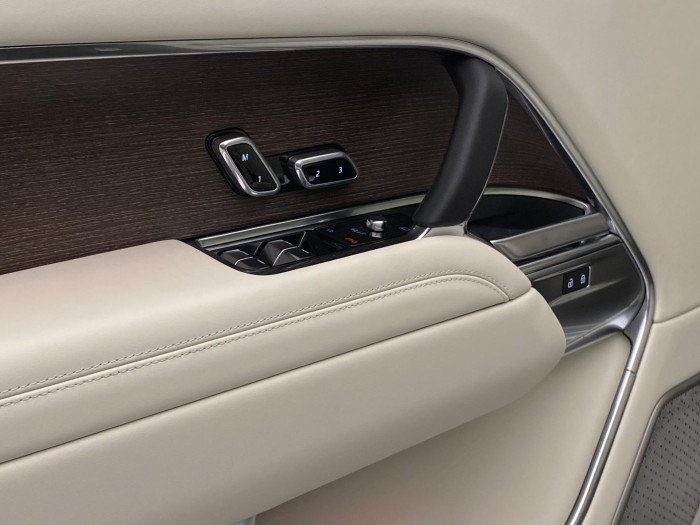 Land Rover Range Rover P550e AUTOBIOGRAPHY SWB