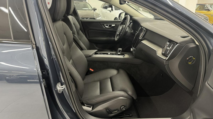 Volvo V60 B4 PLUS DARK AUT REZERVACE 2.0 Plus