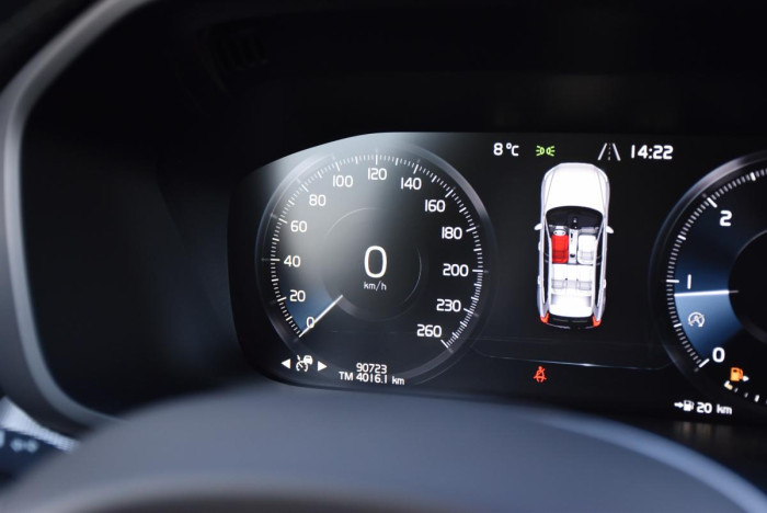 Volvo XC60 D4 AWD R-DESIGN AUT REZERVACE 2.0 d