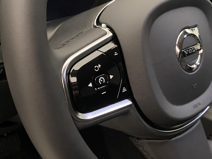 Volvo XC60 B4 AWD PLUS DARK REZERVACE