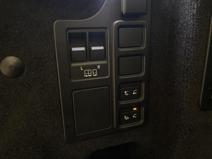 Land Rover Discovery D300 AWD AUT CZ 7míst 3.0 d