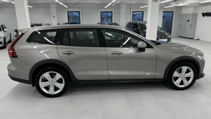 Volvo V60 CROSS COUNTRY B4 REZERVACE