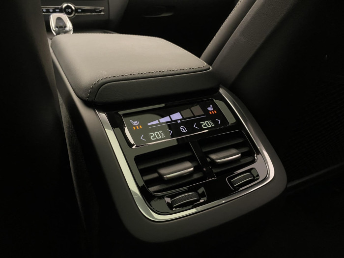 Volvo XC60 B5 AWD ULTRA DARK AUT CZ 1.maj