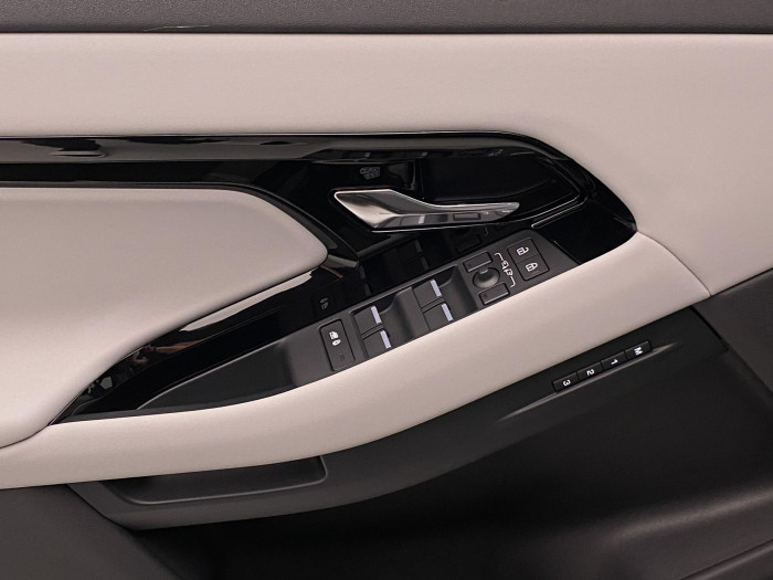 Land Rover Range Rover Evoque P270e S AWD REZERVACE