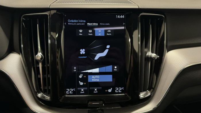 Volvo XC60 B4 AWD R-DESIGN REZERVACE