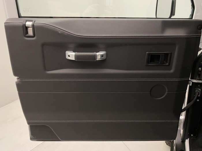 Land Rover Defender WORKS V8 TROPHY II 1 z 25 5.0 V8