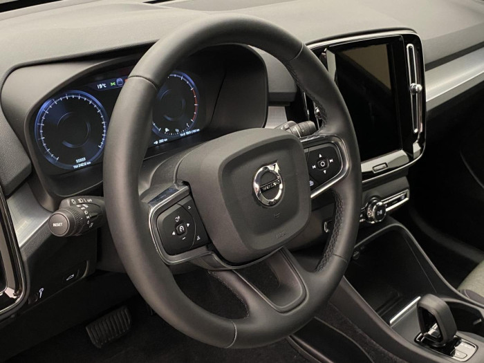 Volvo XC40 B4 MOMENTUM AUT REZERVACE 2.0 Momentum