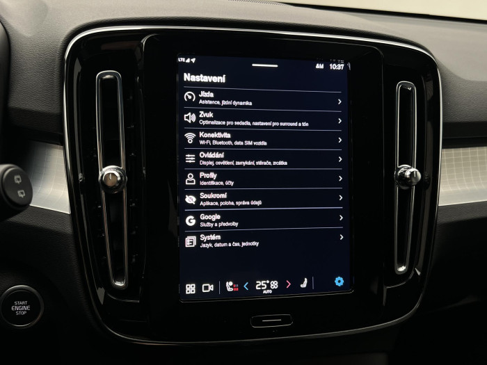 Volvo XC40 B3 PLUS DARK AUT CZ 1.maj.