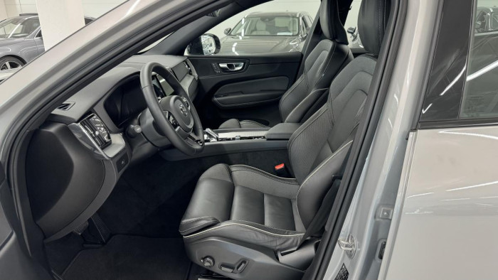 Volvo XC60 B4 PLUS DARK REZERVACE 2.0 Plus