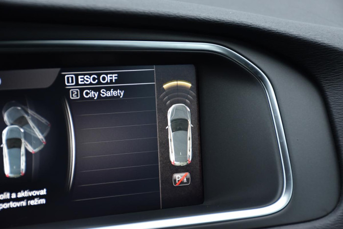 Volvo V40 T2 R-Design REZERVACE