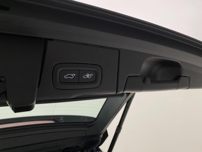 Volvo XC60 B4 MOMENTUM AUT REZERVACE 2.0 Momentum