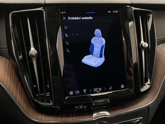 Volvo XC60 B5 AWD ULTIMATE REZERVACE