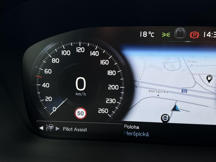 Volvo XC90 B5 R-DESIGN AWD 7MÍSTNÁ Aut