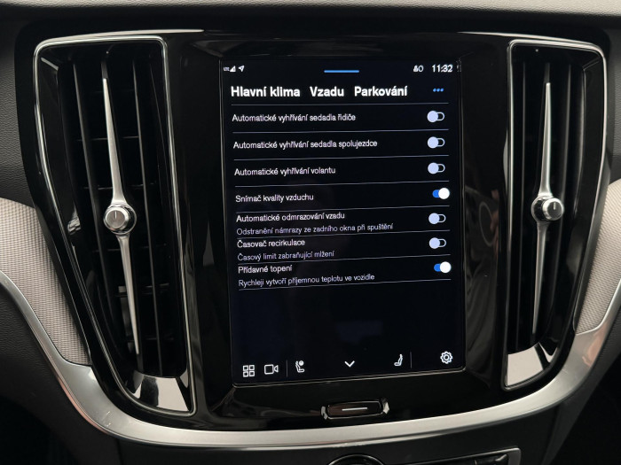 Volvo V60 B4 PLUS DARK 1.maj