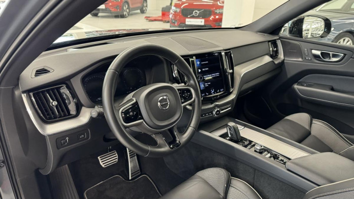 Volvo XC60 B4 AWD R-DESIGN REZERVACE